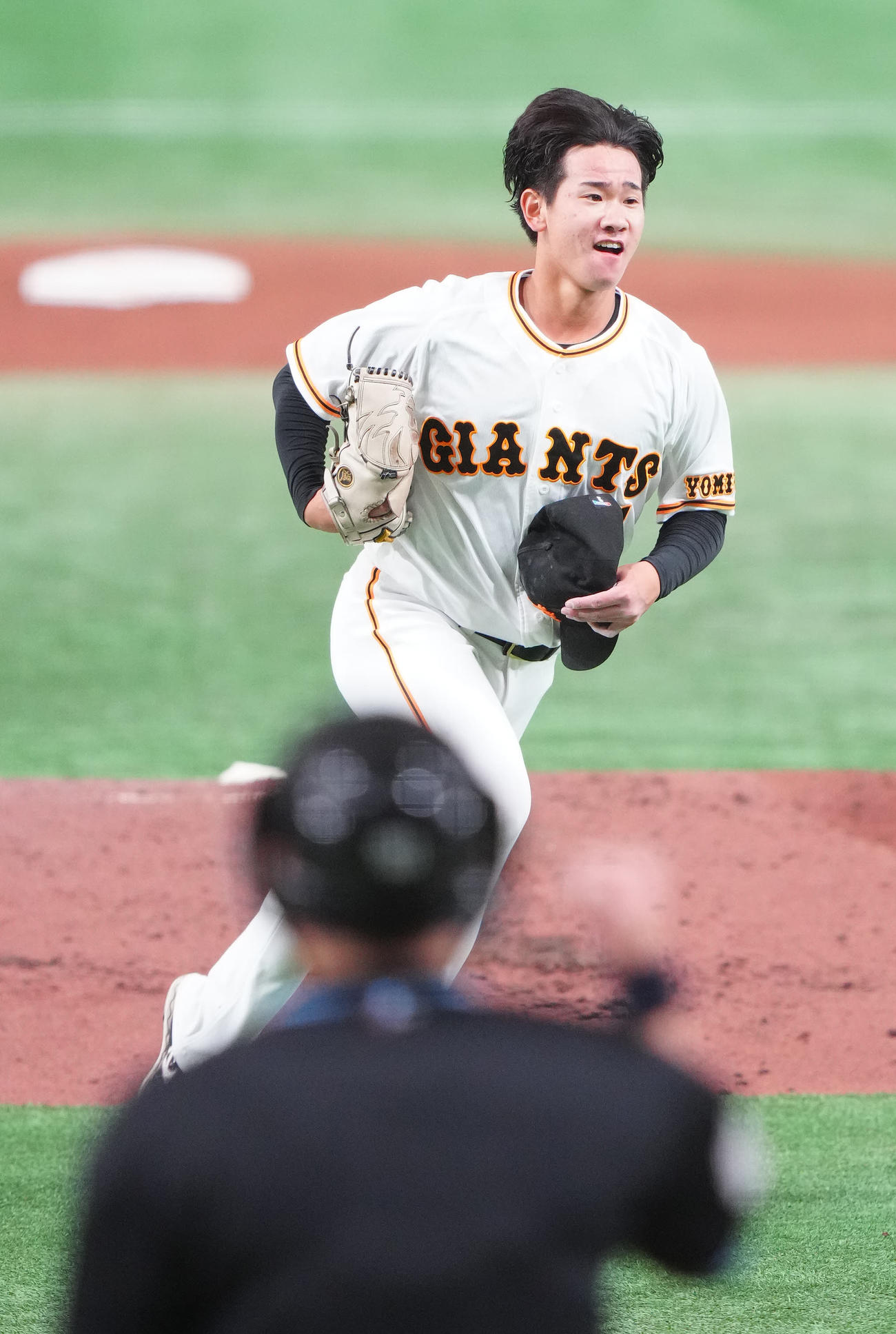 巨人対日本代表　3回表日本代表2死、塩見から空振り三振を奪い、ベンチに引き揚げる井上（撮影・江口和貴）