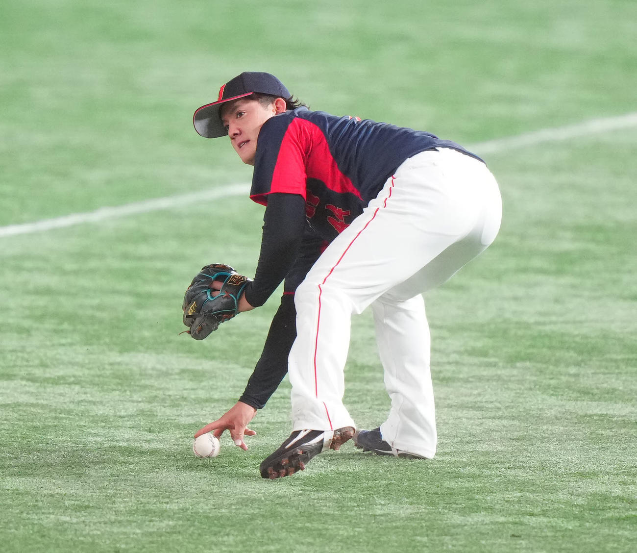 巨人対日本代表　2回裏巨人無死一、二塁、大城の一ゴロでベースカバーに入るも捕球ミスで先制点を許した与座（撮影・江口和貴）