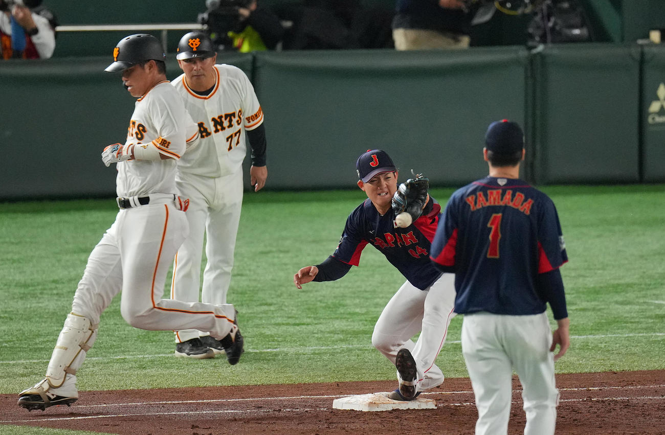 巨人対日本代表　2回裏巨人無死一、二塁、大城（左）の一ゴロから牧の送球を与座（中央）がファンブルしこの間に先制を許す（撮影・垰建太）