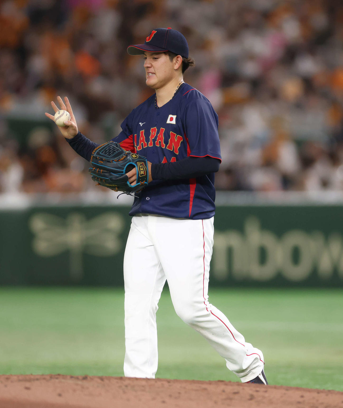 巨人対日本代表　2回裏巨人1死一塁、先制を許し険しい表情を見せる与座（撮影・河田真司）