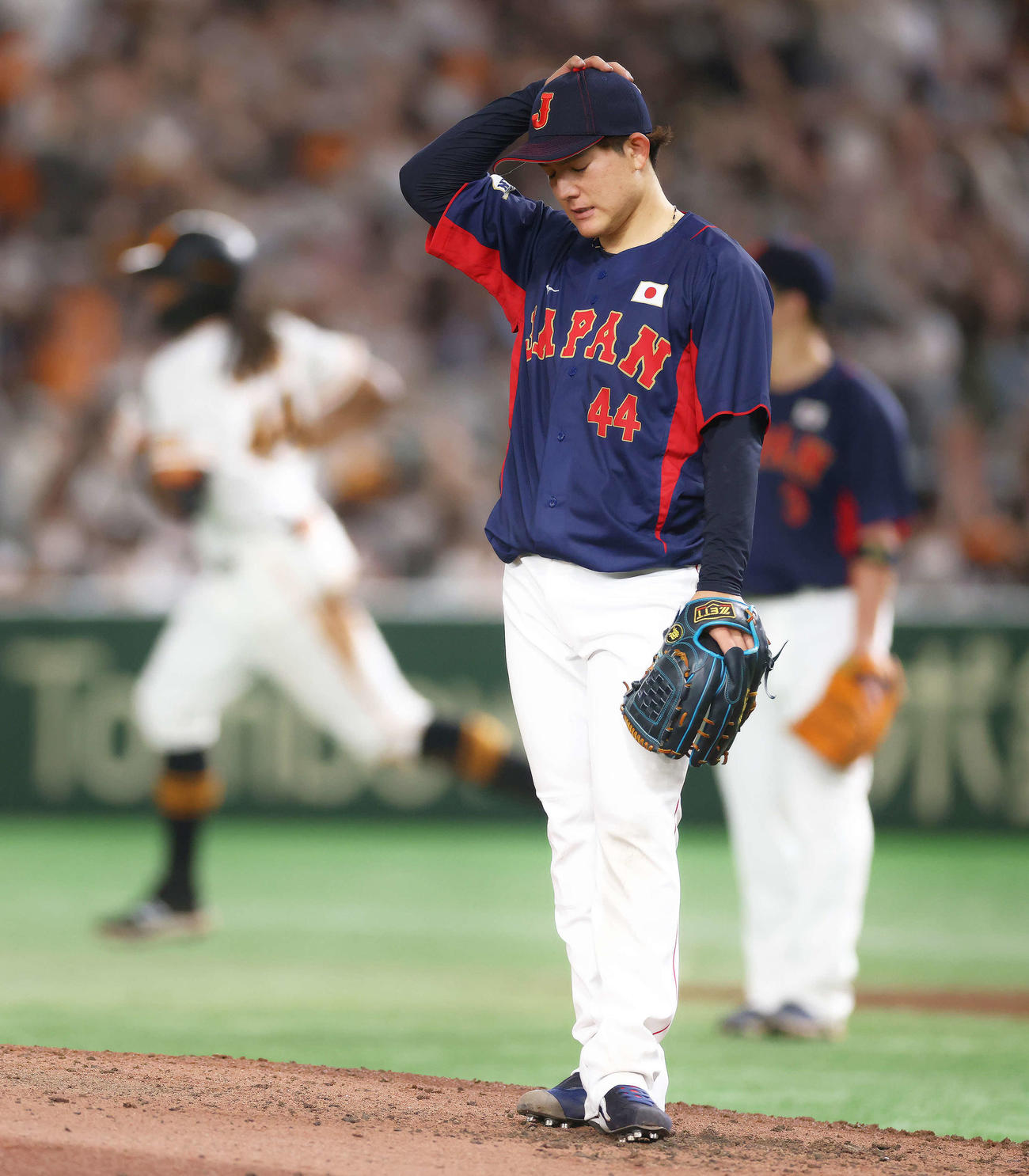 巨人対日本代表　4回裏巨人無死一、三塁、ウォーカー（奥）に左越え3点本塁打を浴びる与座（撮影・河田真司）