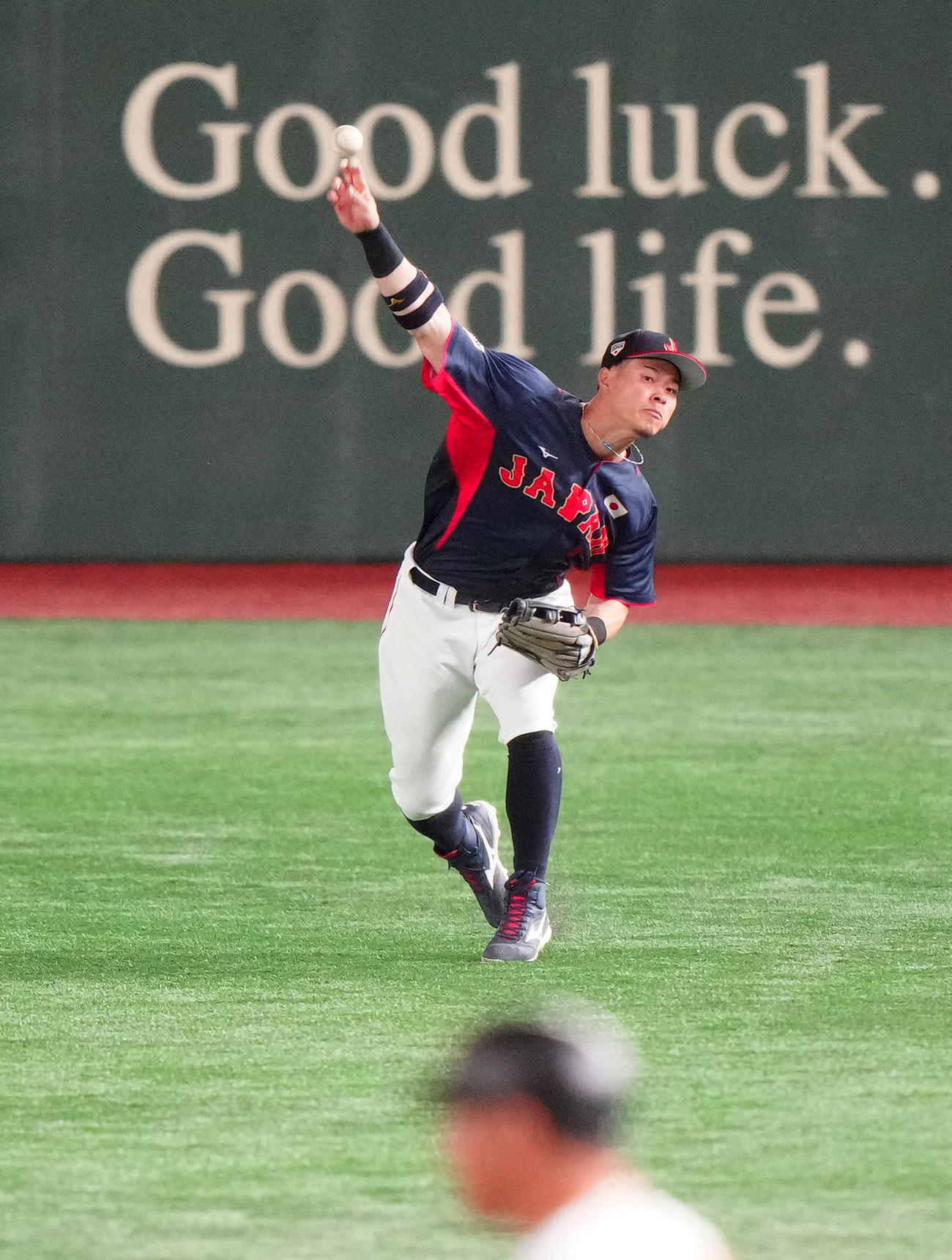 巨人対日本代表　4回裏巨人2死二塁、右前打となった保科の打球を処理し本塁へ送球し、走者大城の生還を阻止した佐藤輝（撮影・江口和貴）