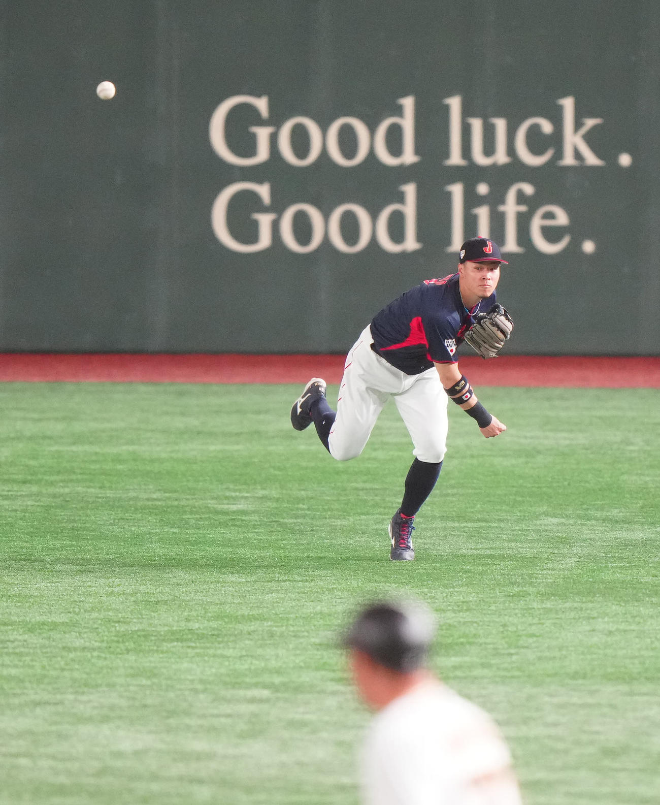 巨人対日本代表　4回裏巨人2死二塁、右前打となった保科の打球を処理し本塁へ送球し、走者大城の生還を阻止した佐藤輝（撮影・江口和貴）