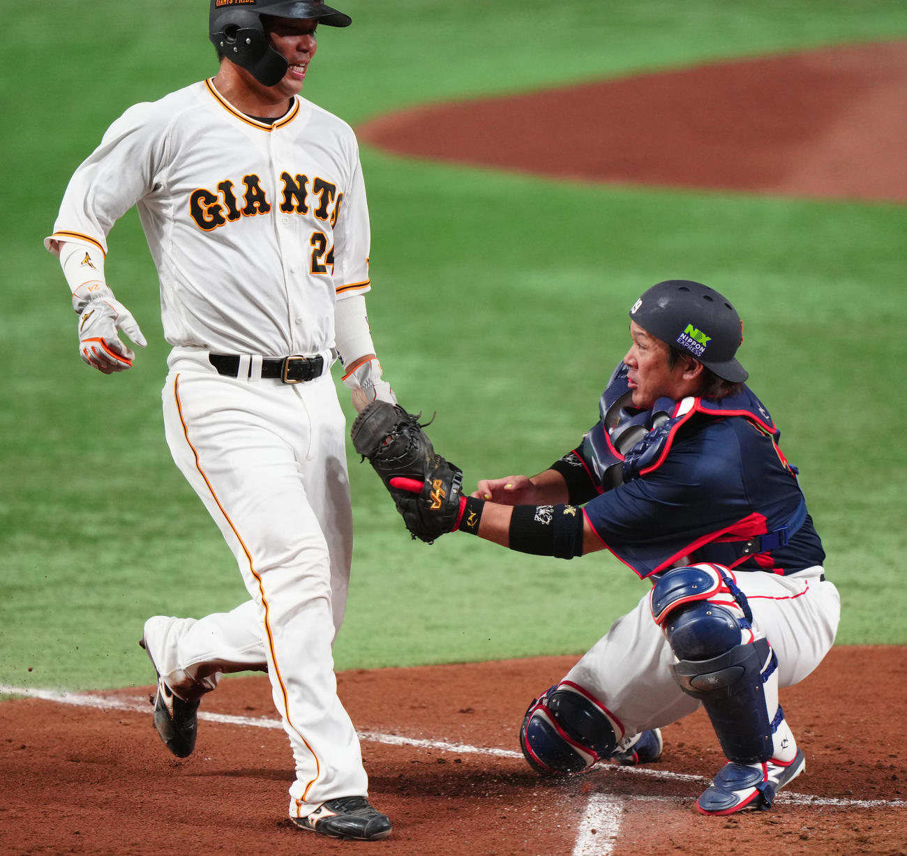 巨人対日本代表　4回裏巨人2死二塁、右前打となった保科の打球を処理した佐藤輝からの送球を受け、走者大城（左）にタッチする捕手甲斐（撮影・江口和貴）