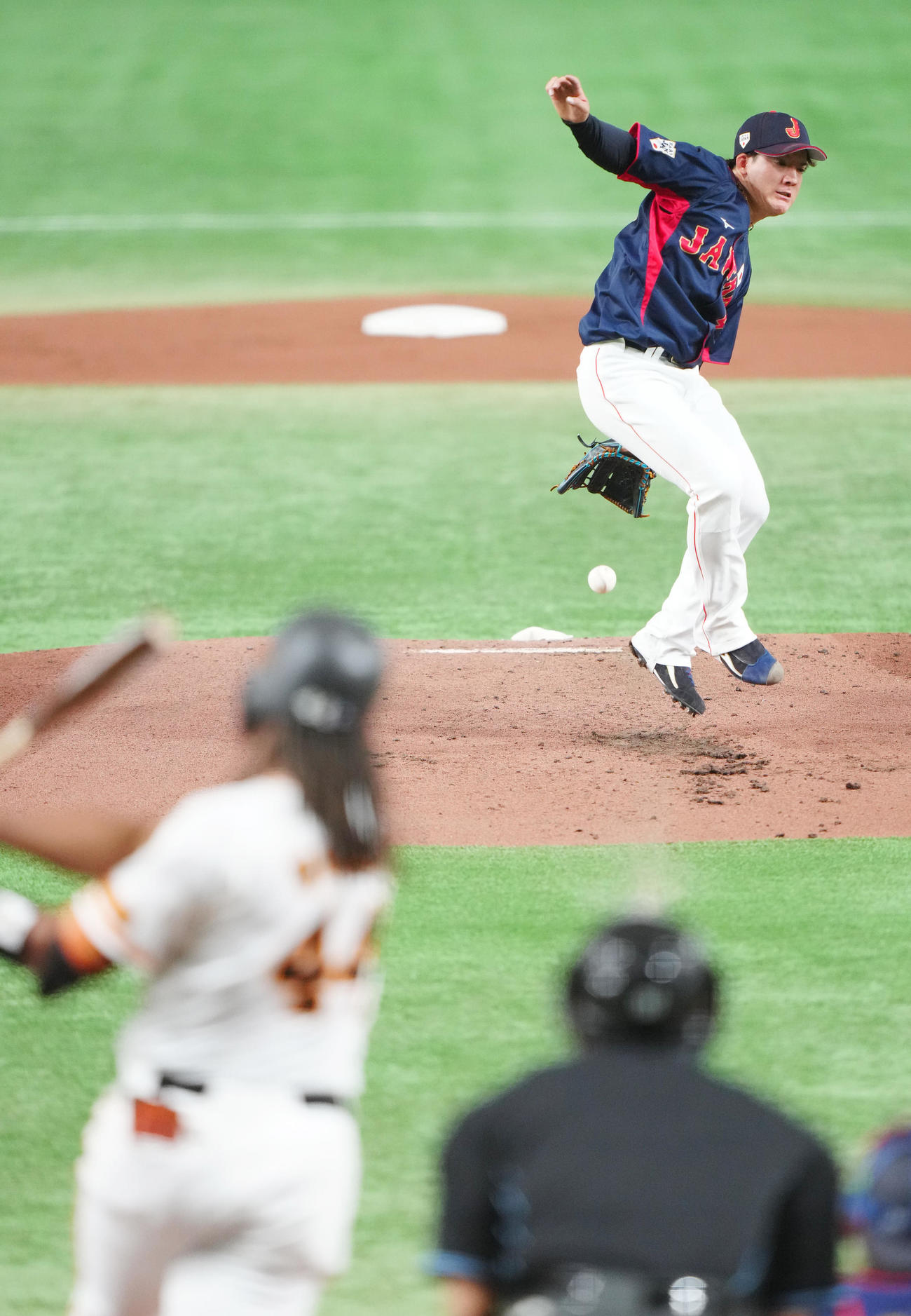 巨人対日本代表　2回裏巨人無死一塁、ウォーカー（手前）に中前打を浴びる与座（撮影・江口和貴）