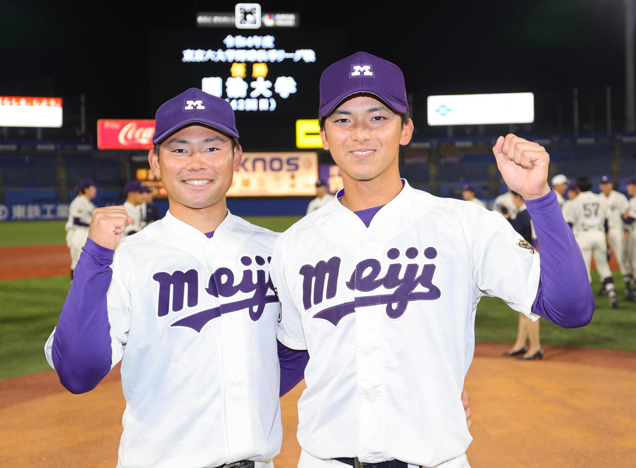 優勝し笑顔でガッツポーズの明大・村松主将（左）と宗山（撮影・野上伸悟）