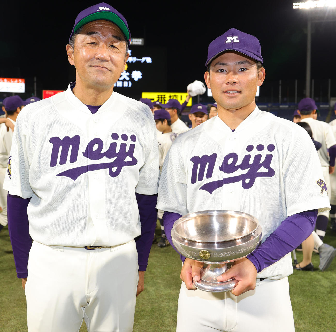 優勝した明大・田中監督（左）と天皇杯を手にする村松主将（撮影・野上伸悟）