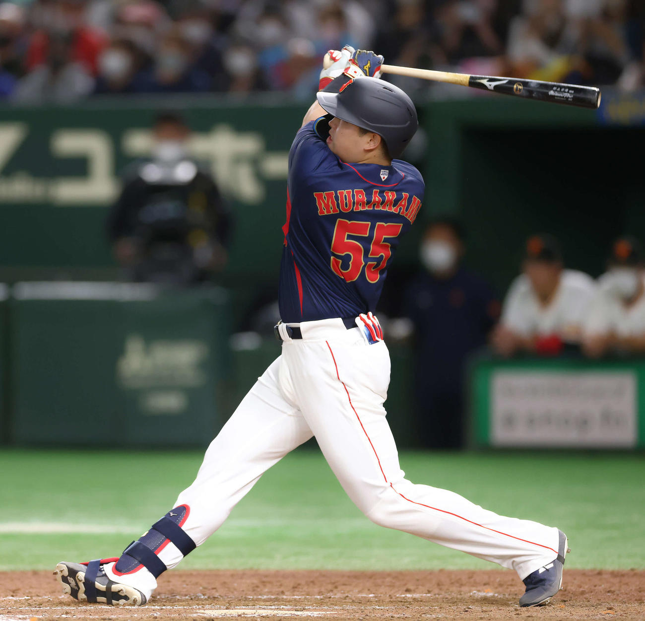 巨人対日本代表　8回表日本代表1死一塁、右中間に同点2点本塁打を放つ村上（撮影・河田真司）