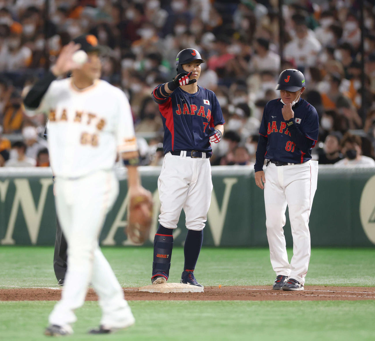 巨人対日本代表　7回表日本代表無死2塁、右前適時打で出塁する佐藤輝（撮影・河田真司）