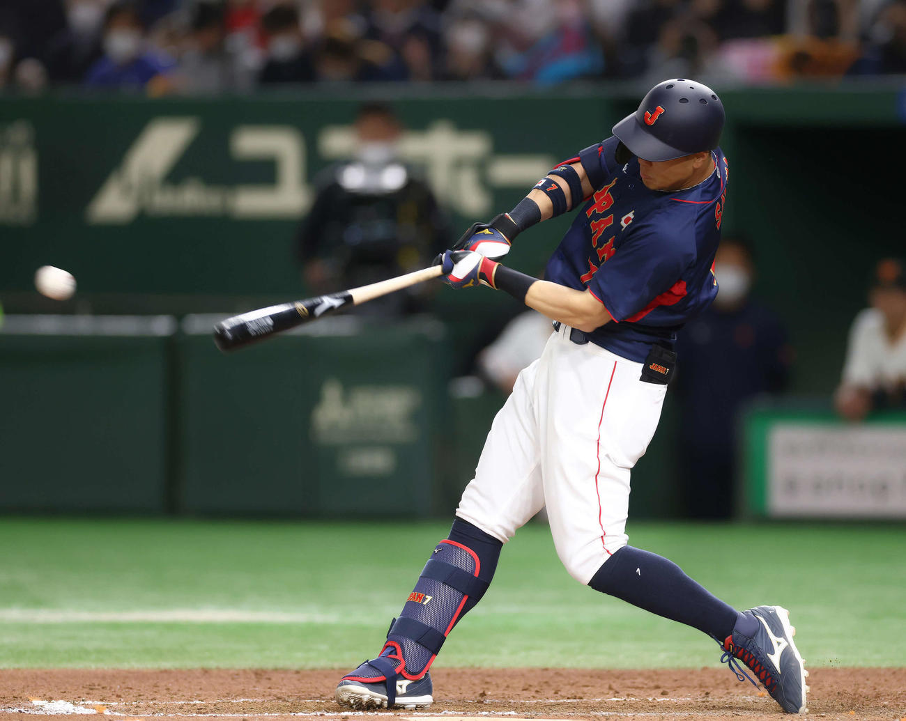 巨人対日本代表　7回表日本代表無死二塁、右前適時打を放つ佐藤輝（撮影・河田真司）
