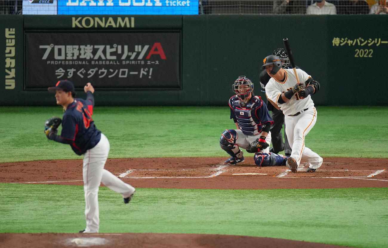 巨人対日本代表　2回裏巨人無死、右前打を放つ中田。投手与座（撮影・垰建太）