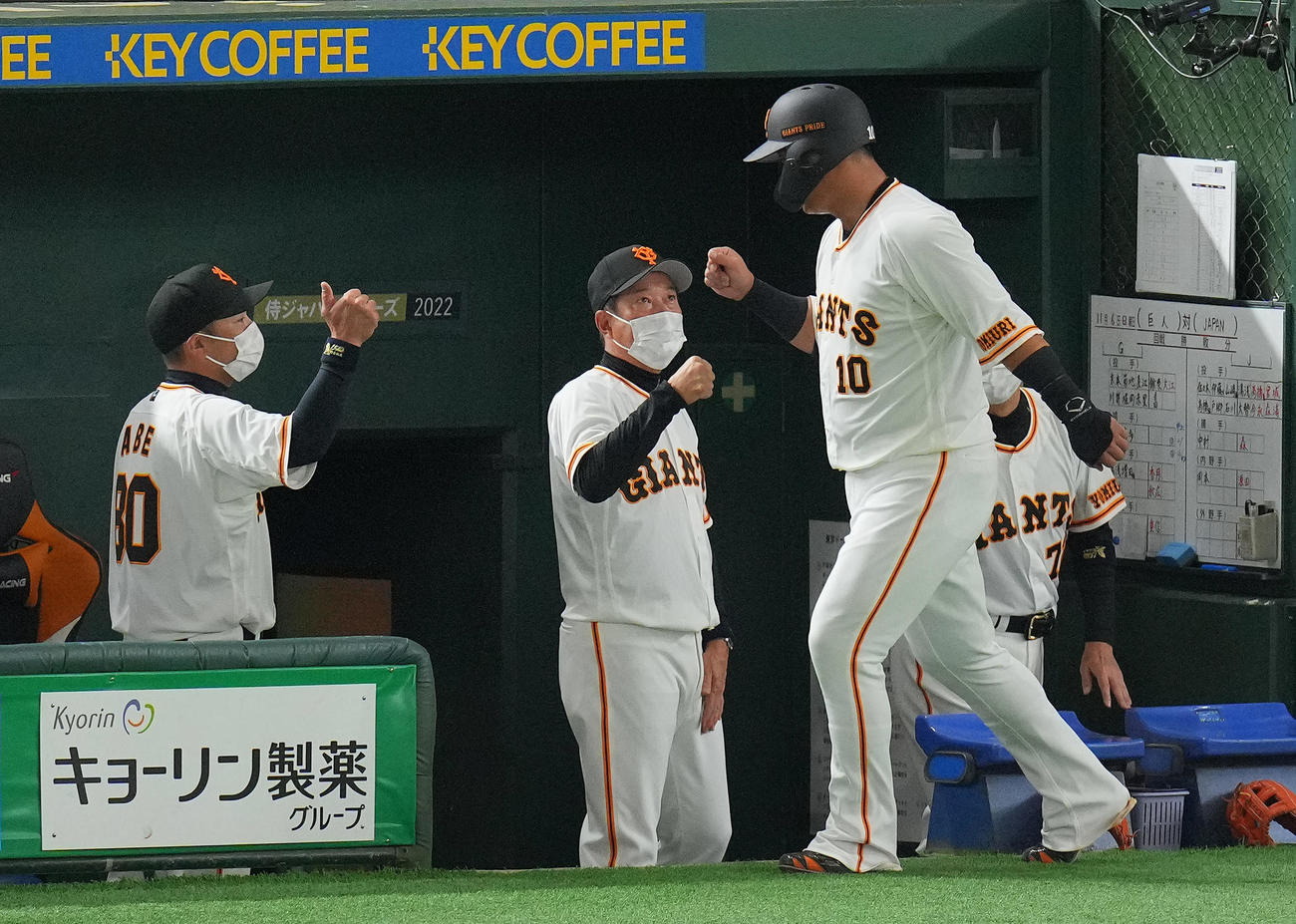 巨人対日本代表　2回裏巨人無死一、二塁、大城の一ゴロから相手守備の隙を突き生還した中田（右）をグータッチで迎える原監督（中央）（撮影・垰建太）