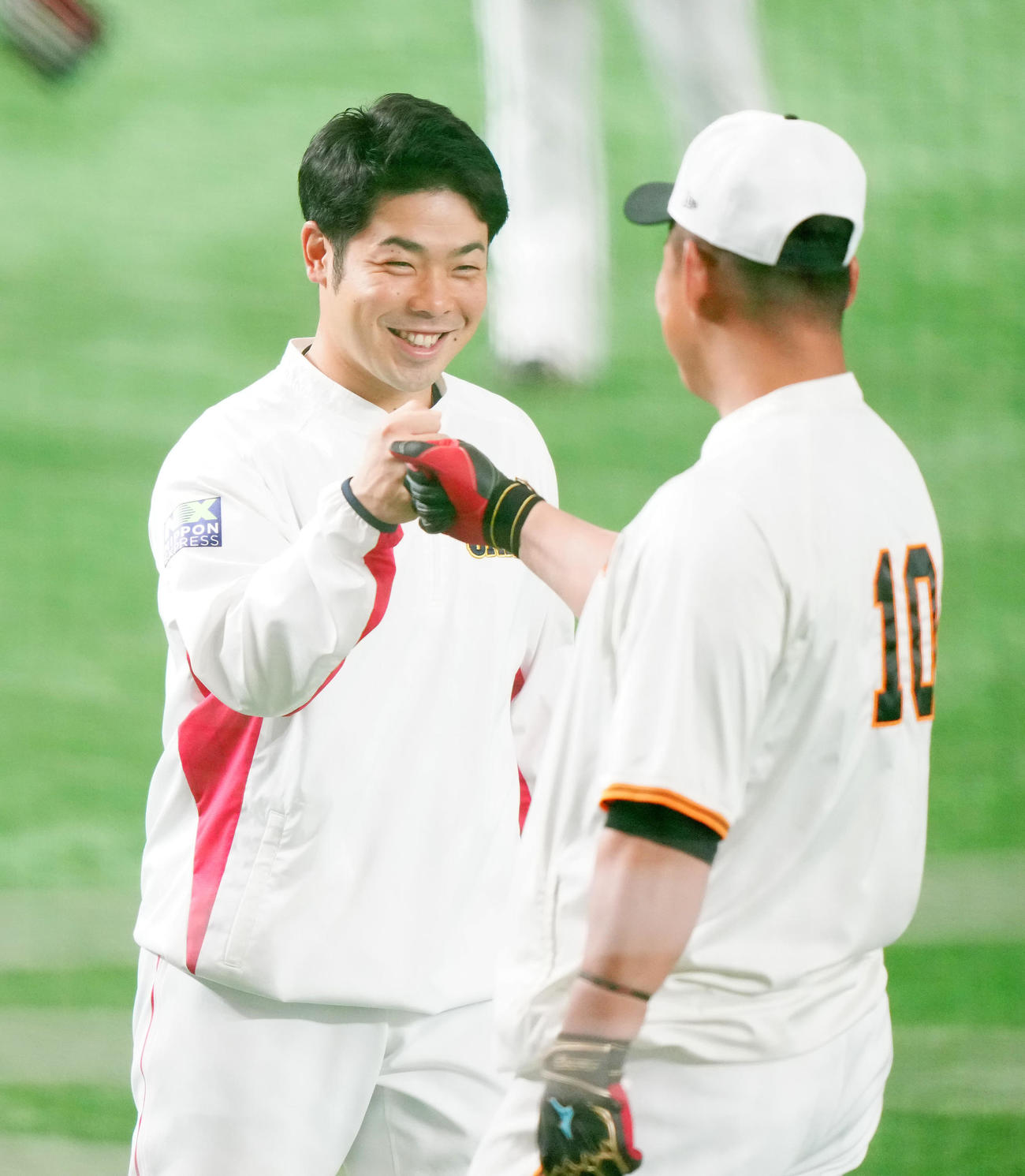 巨人対日本代表　試合前、巨人中田（右）とタッチを交わす日本代表近藤（撮影・江口和貴）