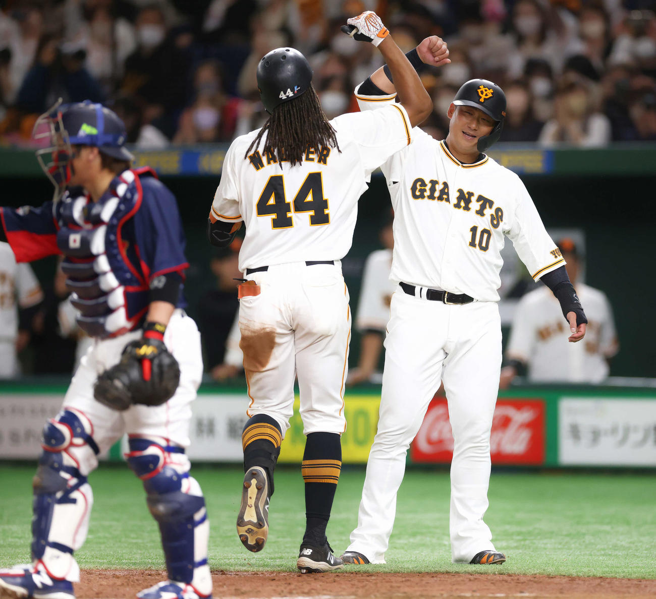 巨人対日本代表　4回裏巨人無死一、三塁、右越え3点本塁打で生還するウォーカー（中央）を迎える中田（撮影・河田真司）