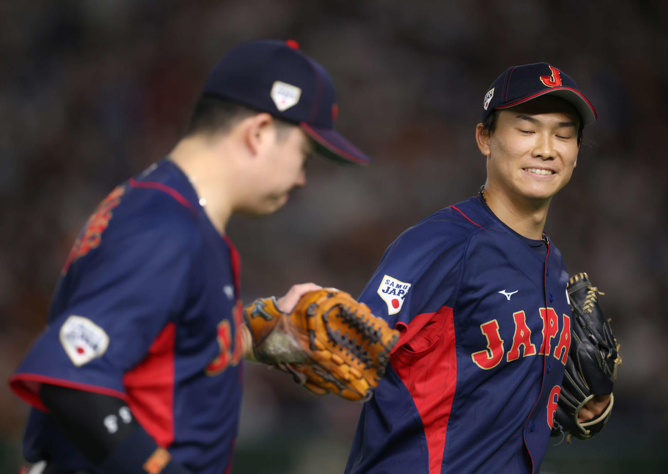 巨人対日本代表　7回裏を3者凡退に抑え村上（左）を迎える湯浅（撮影・河田真司）