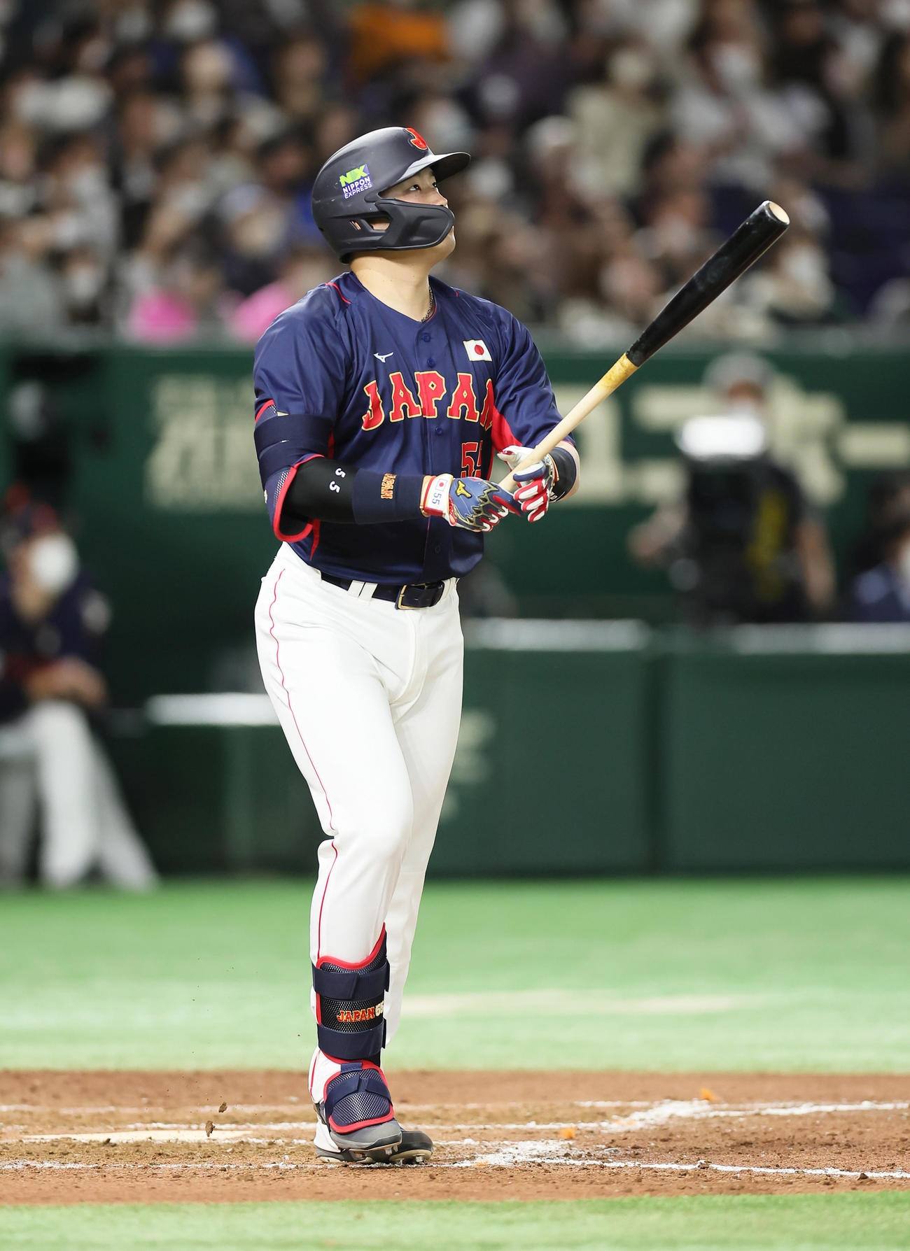 巨人対日本代表　8回表日本代表1死一塁、村上は右中間への2点本塁打を放つ（撮影・足立雅史）