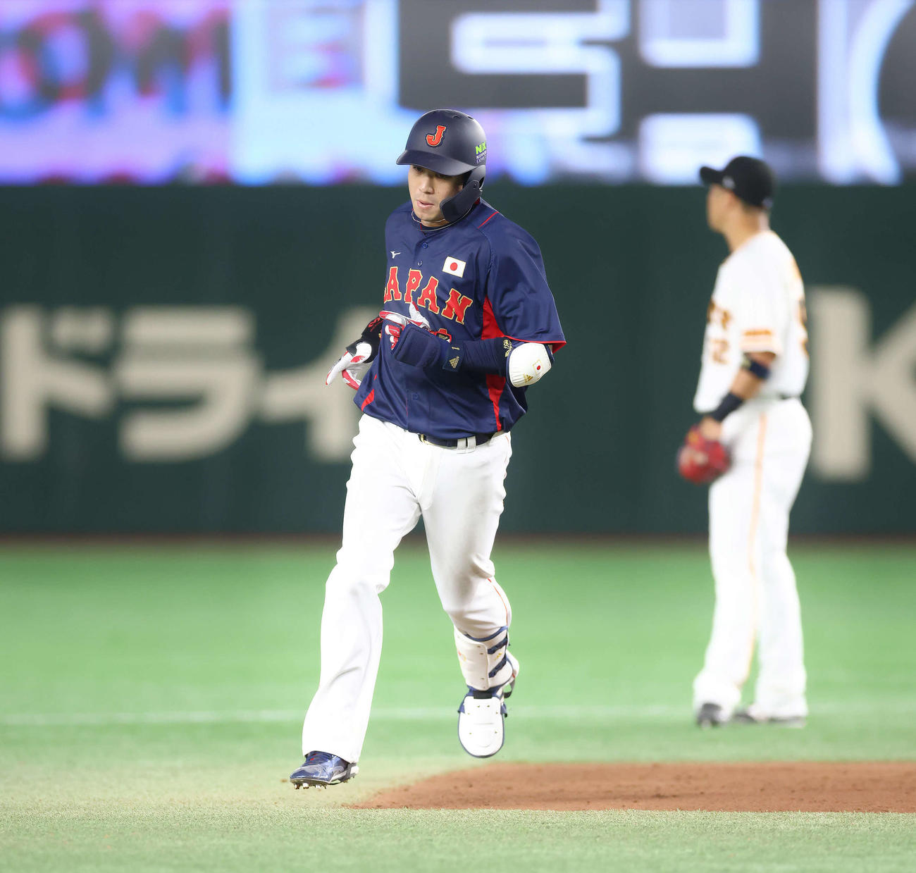 巨人対日本代表　8回表日本代表1死、左越えソロ本塁打を放ち、ダイヤモンドを回る山田（撮影・河田真司）