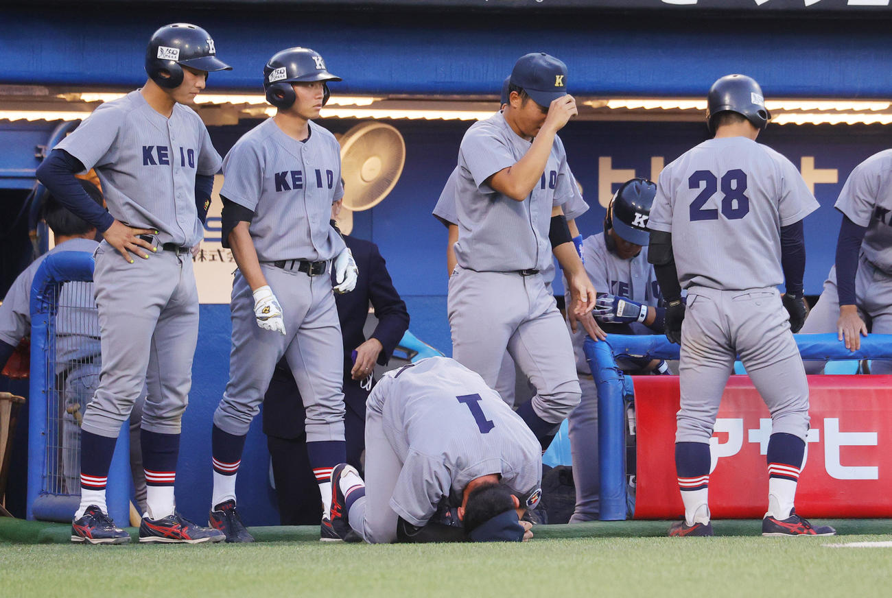 早大対慶大　優勝をのがしグラウンドに突っ伏す慶大・萩尾（撮影・野上伸悟）