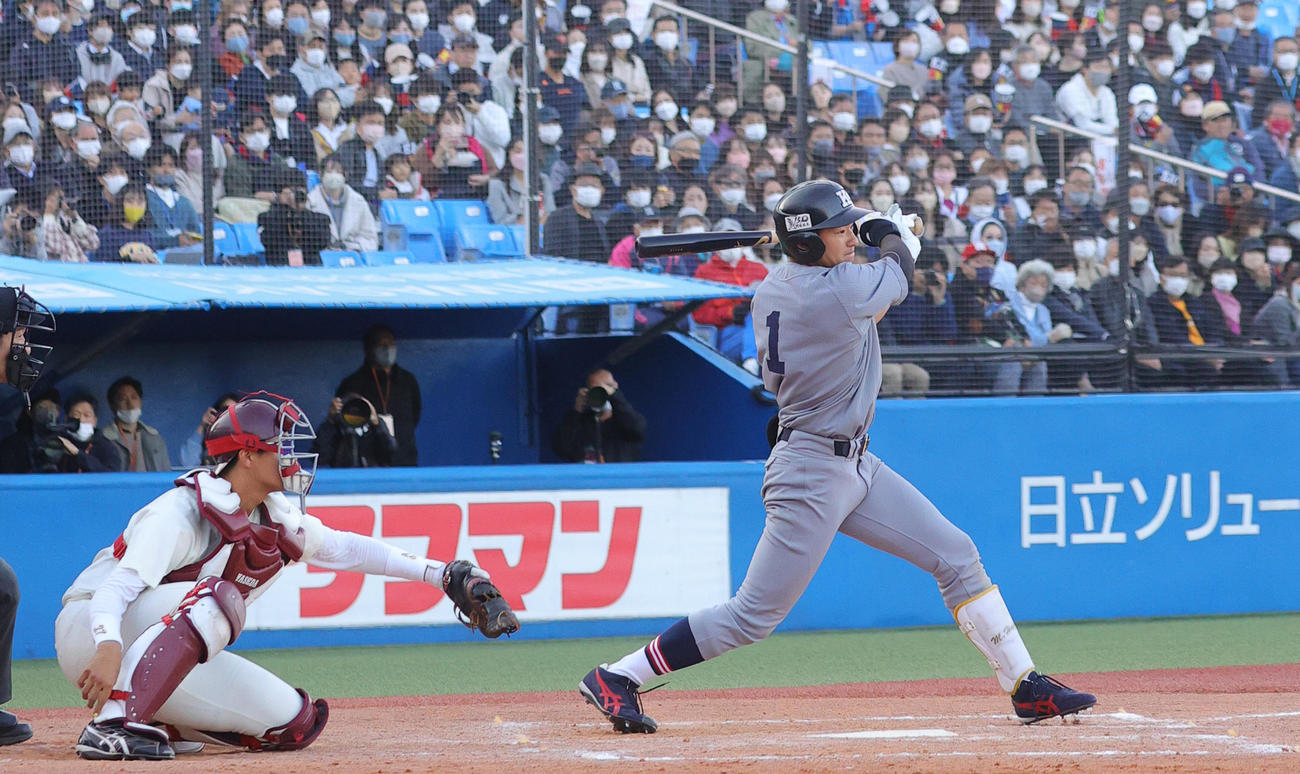 早大対慶大　8回裏慶大2死一塁、右前打を放つ萩尾（撮影・野上伸悟）