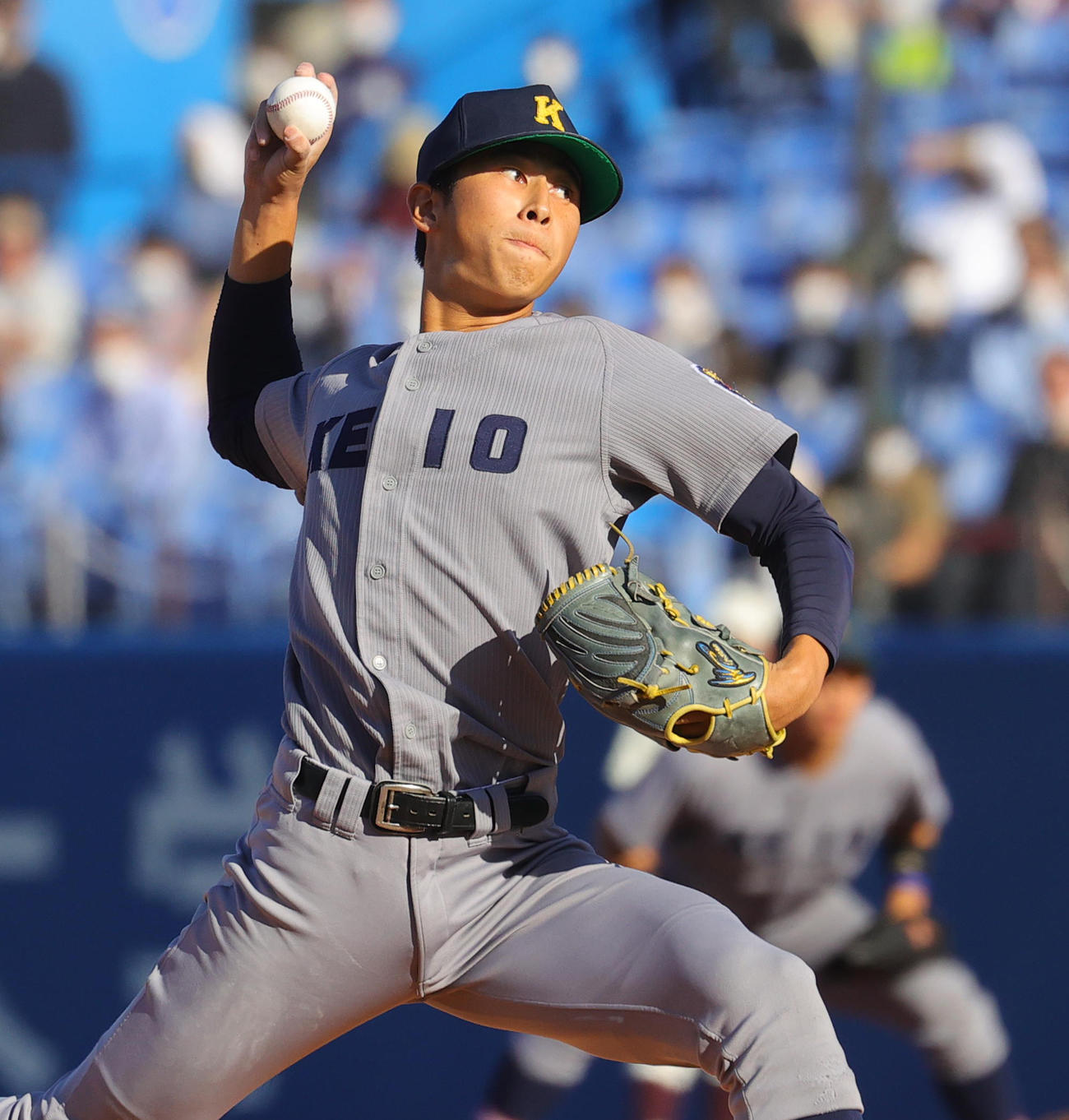 早大対慶大　力投する慶大・前田（撮影・野上伸悟）