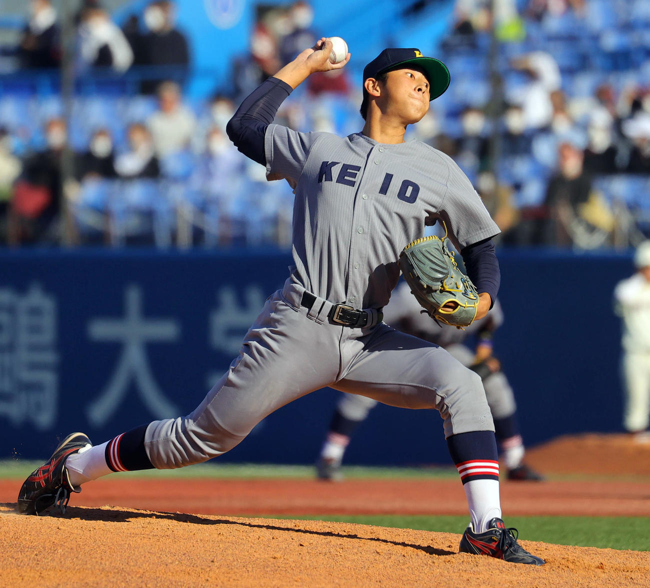 早大対慶大　力投する慶大・前田（撮影・野上伸悟）