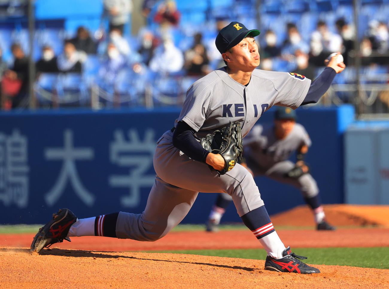 早大対慶大　力投する慶大・森下（撮影・野上伸悟）