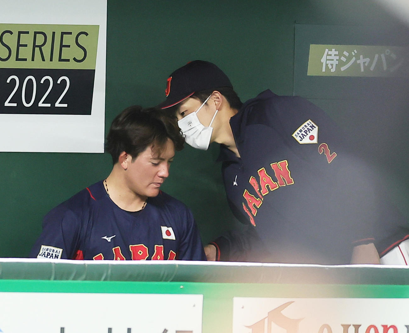 巨人対日本代表　2回裏巨人に先制を許した日本代表与座（左）はベンチで源田に声をかけられる（撮影・足立雅史）