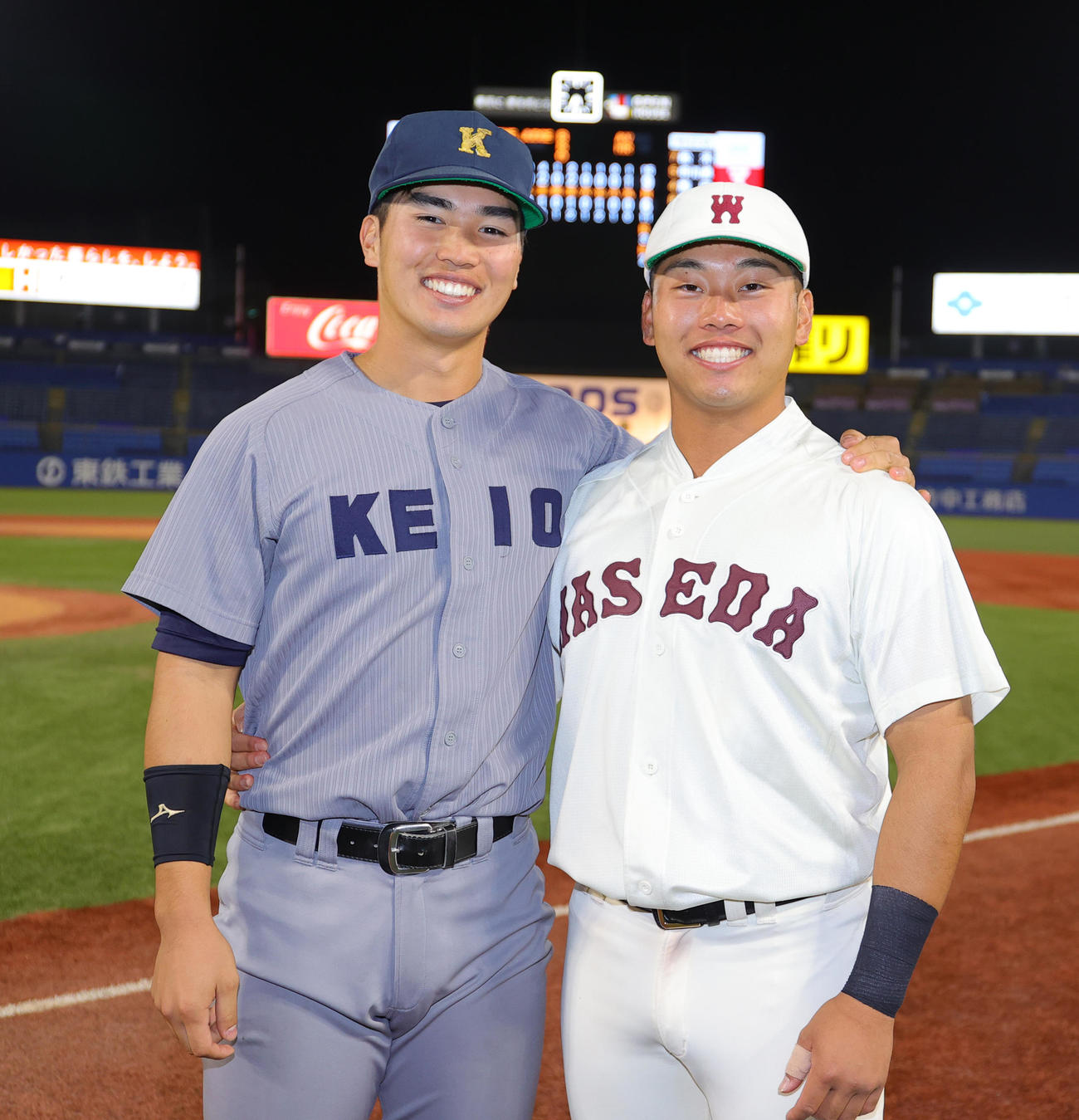 早大対慶大　試合後に早大・蛭間（右）と記念撮影するベストナインの慶大・広瀬（撮影・野上伸悟）
