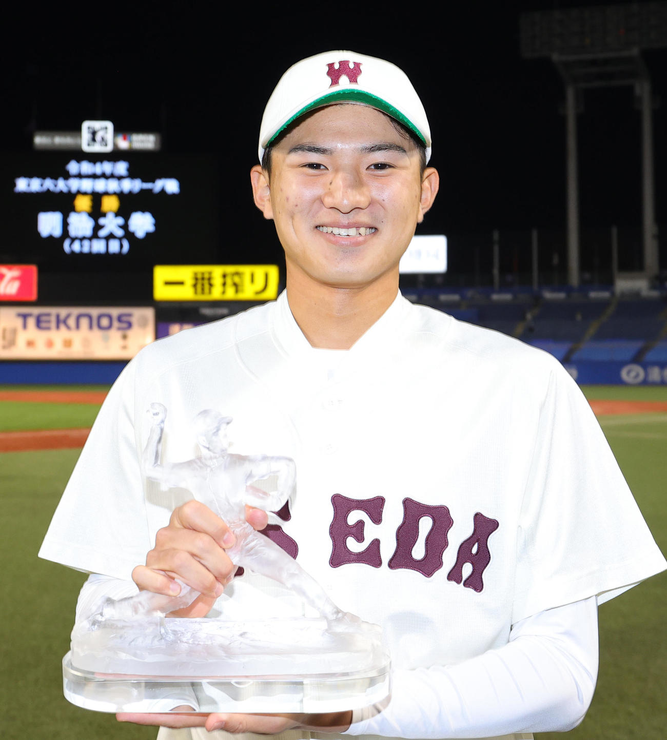 早大対慶大　最優秀防御率賞に輝いた早大・加藤（撮影・野上伸悟）