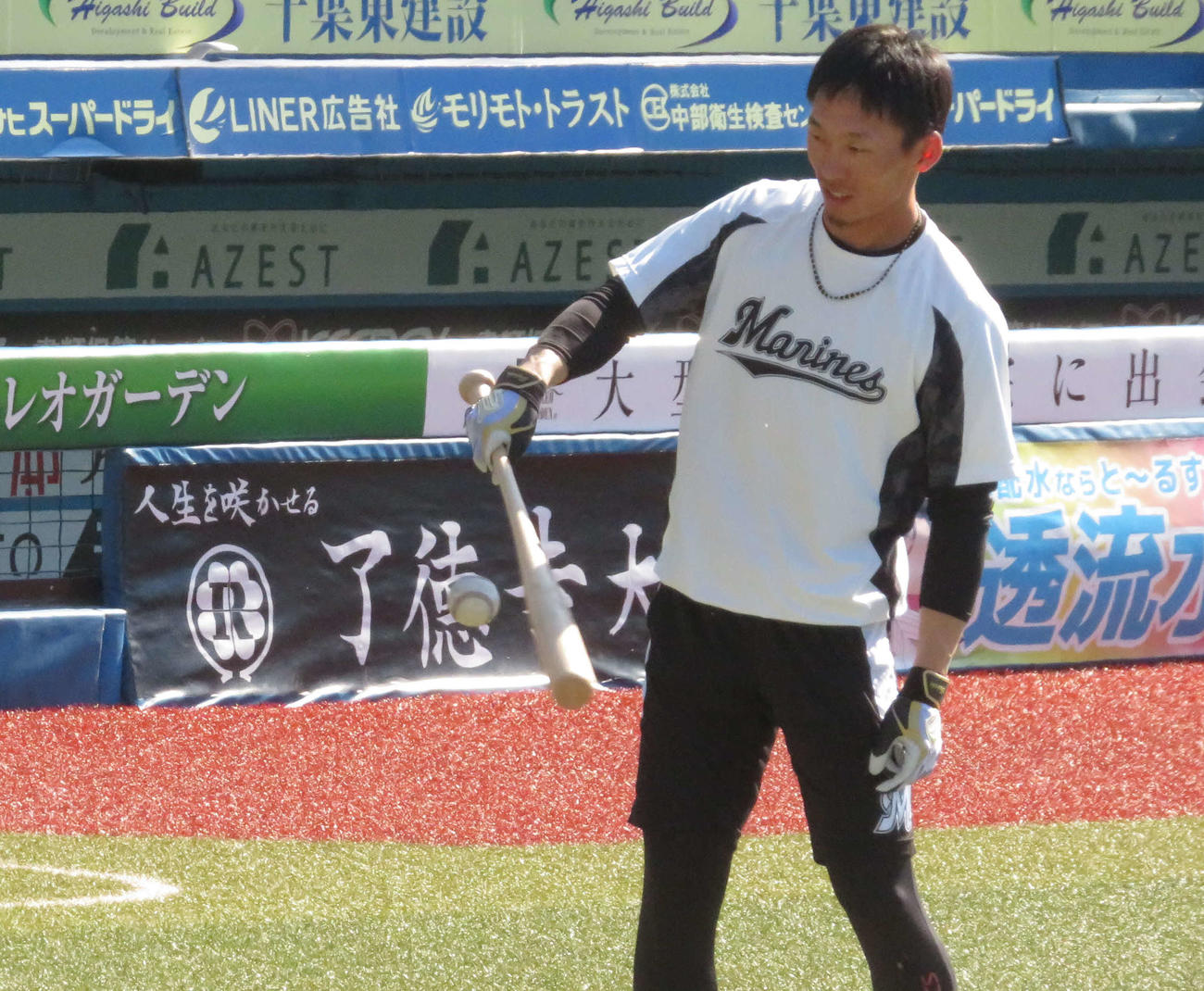 秋季練習に励むロッテ高部（撮影・金子真仁）