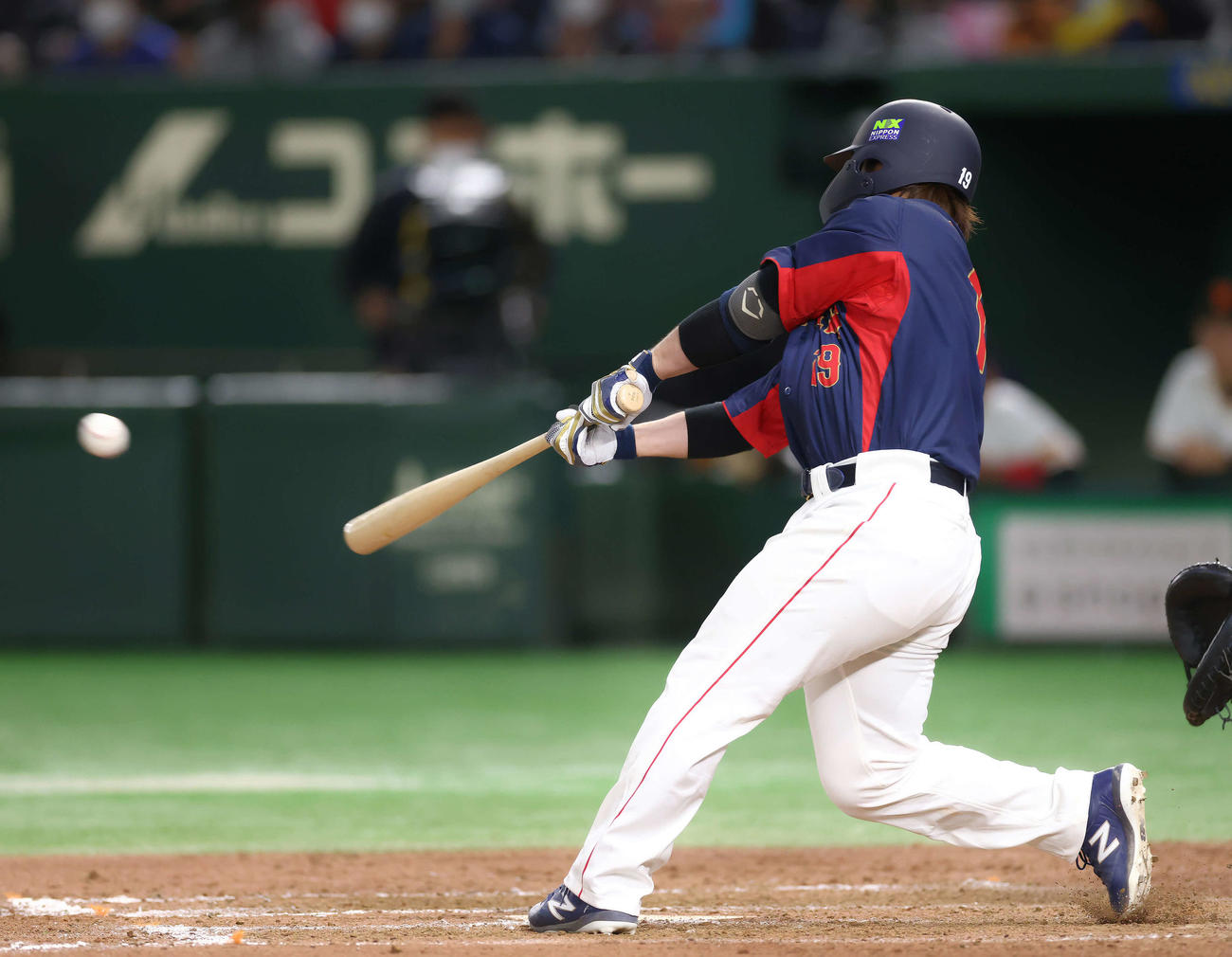 巨人対日本代表　8回表日本代表2死三塁、中前適時打を放つ甲斐（撮影・河田真司）