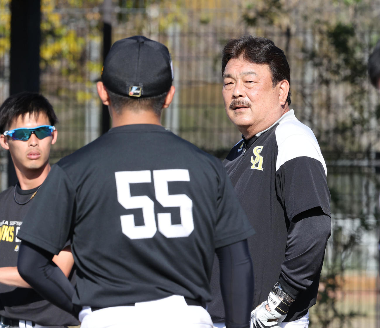 特守の前に野村大樹に話かける藤本博史監督（撮影・梅根麻紀）