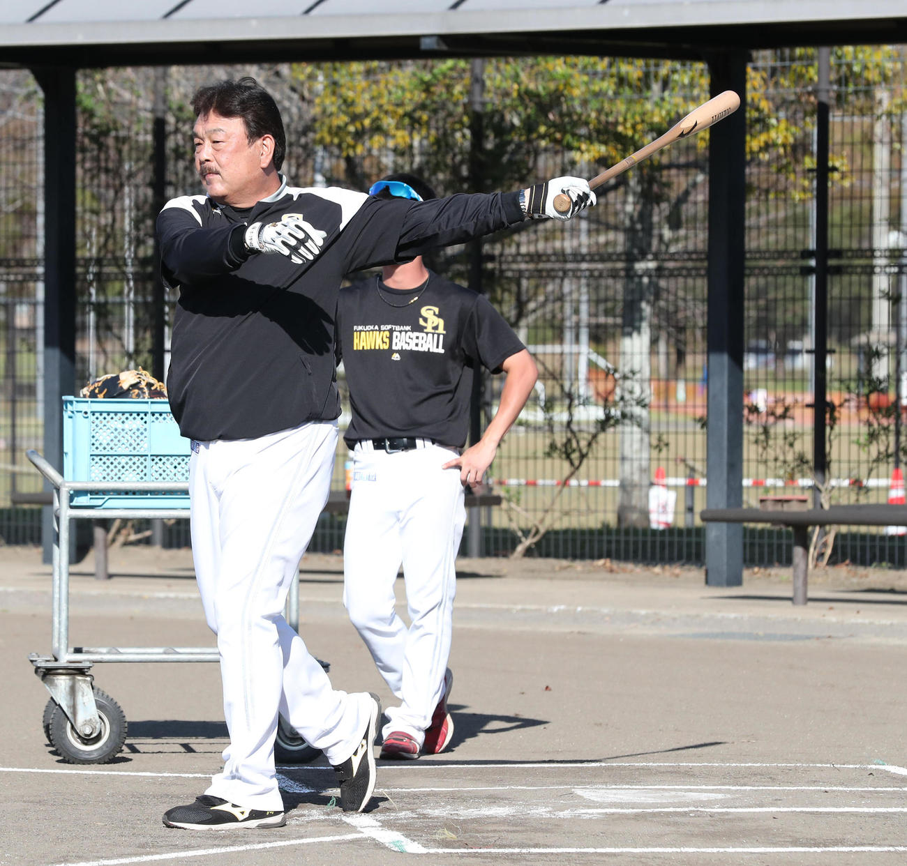 野村大樹に打球を送る藤本博史監督（撮影・梅根麻紀）