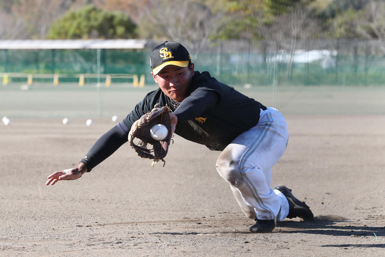 藤本博史監督のノックを受ける野村大樹（撮影・梅根麻紀）