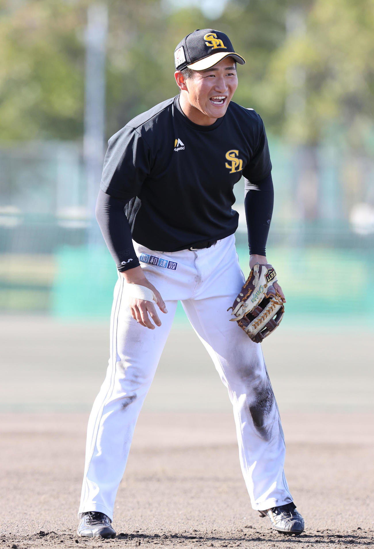 笑顔で藤本博史監督のノックを受ける野村大樹（撮影・梅根麻紀）