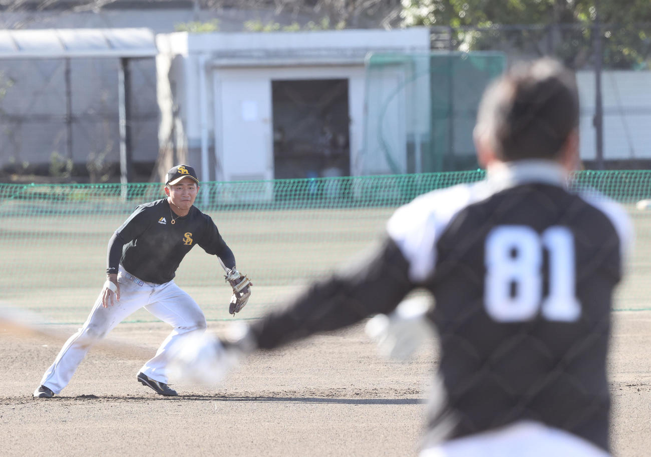 藤本博史監督のノックを受ける野村大樹（撮影・梅根麻紀）