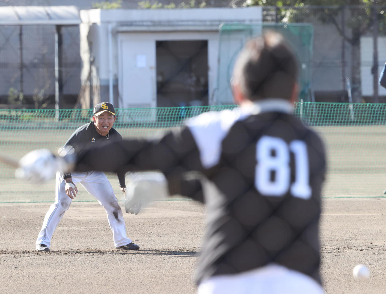 藤本博史監督のノックを受ける野村大樹（撮影・梅根麻紀）