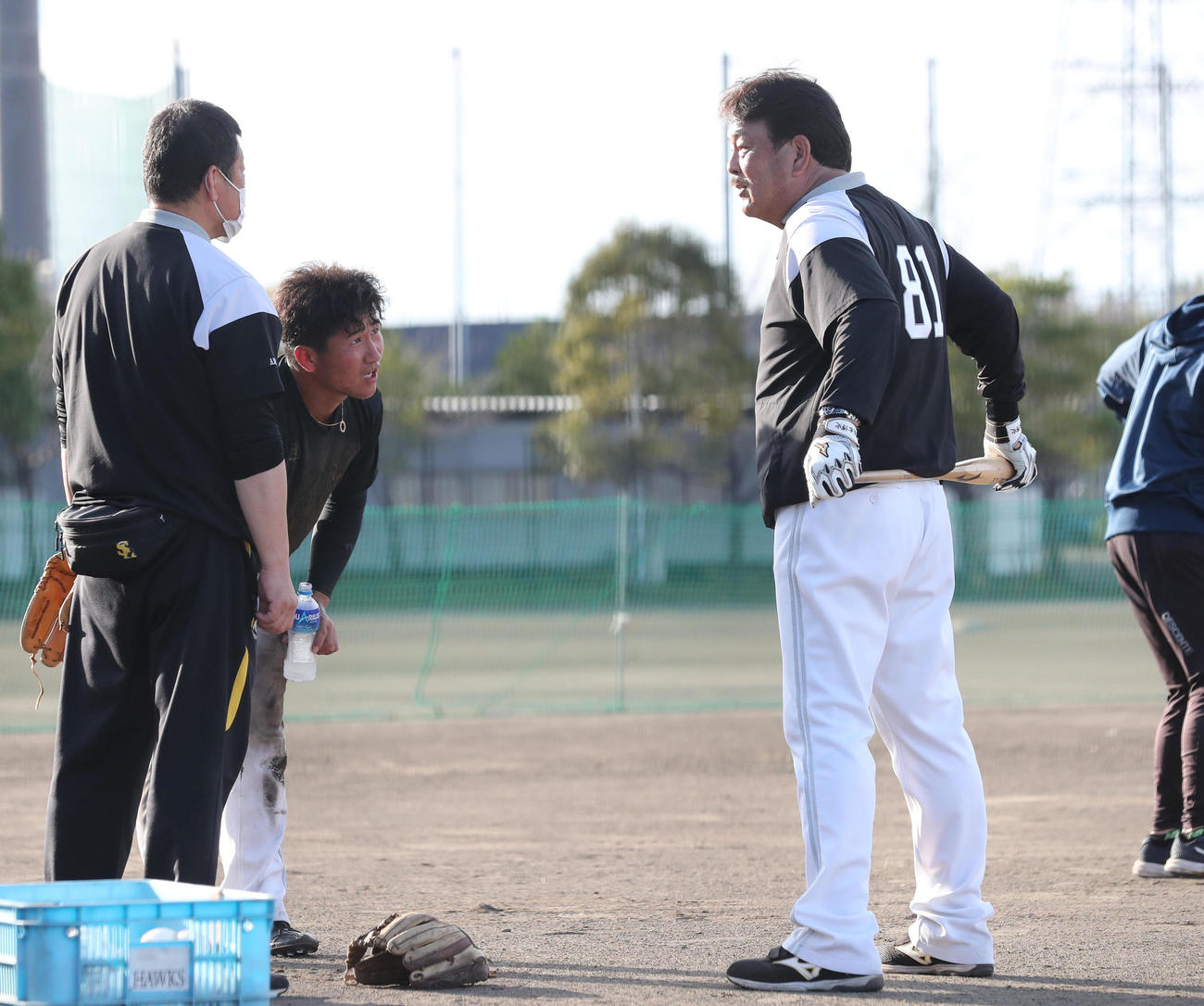 藤本博史監督（右）のノックを受け、途中で足がつった野村大樹（撮影・梅根麻紀）