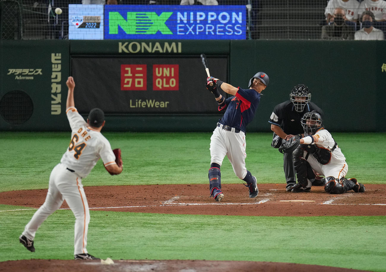巨人対日本代表　7回表日本代表無死二塁、右翼に適時打を放つ佐藤輝。投手大江（撮影・垰建太）