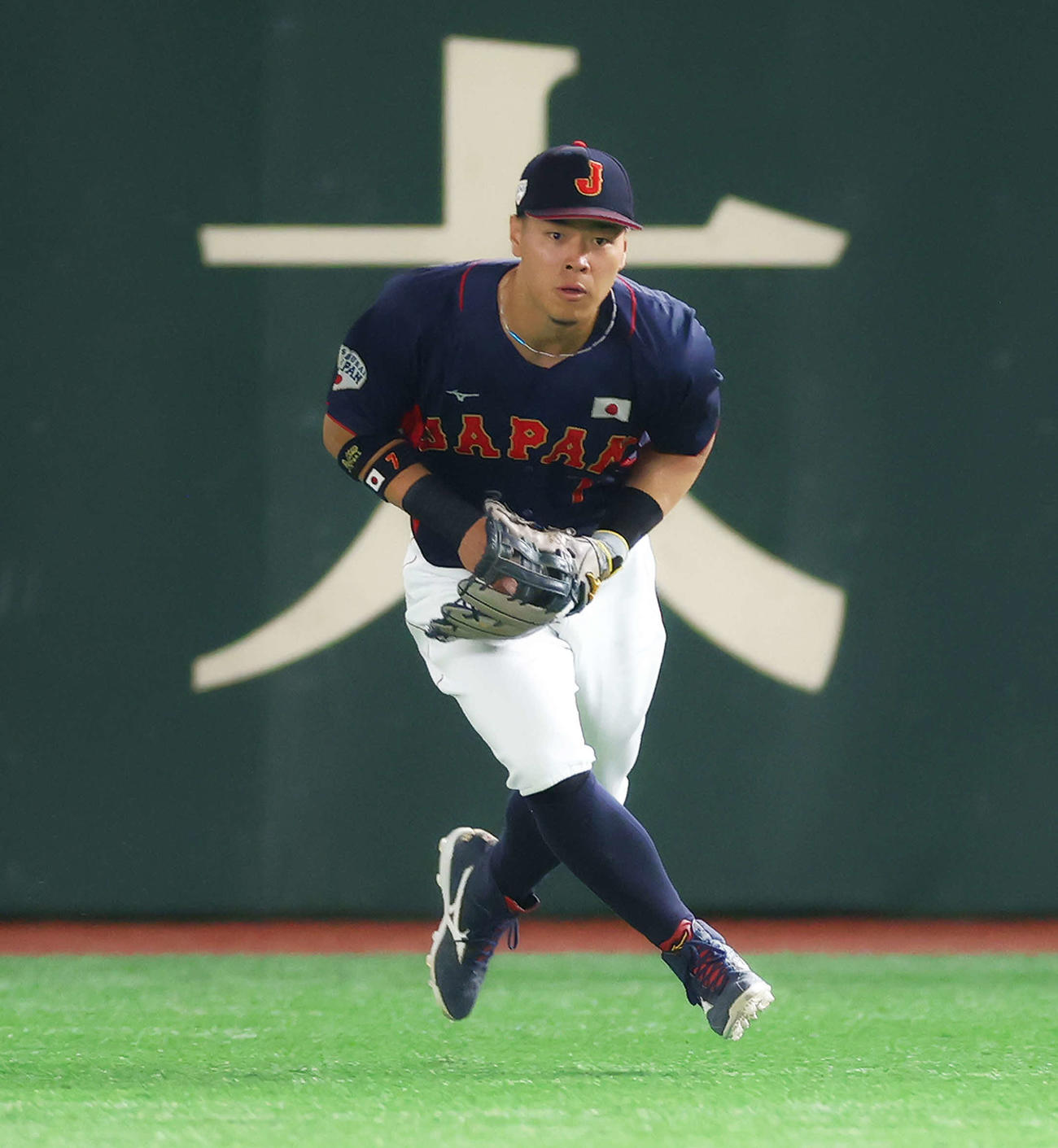巨人対日本代表　4回裏巨人2死二塁、保科の右前打を捕球する佐藤（撮影・河田真司）
