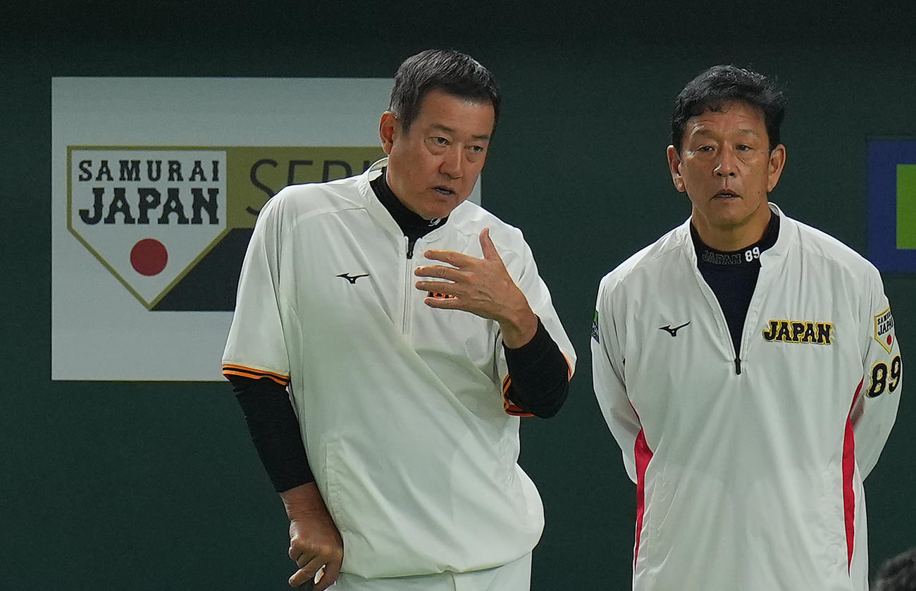 巨人対日本代表　試合前、言葉を交わす巨人原監督（左）と日本代表栗山監督（撮影・垰建太）