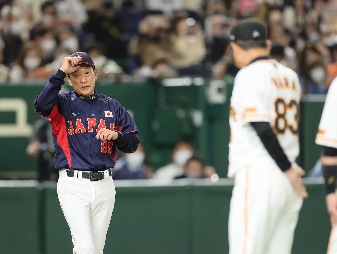 試合前、あいさつを交わす日本代表栗山監督（左）と巨人原監督（撮影・足立雅史）