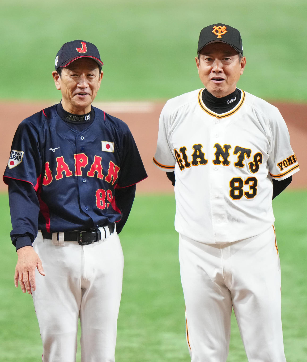 巨人対日本代表　試合前、写真に納まる巨人原監督（右）と日本代表栗山監督（撮影・江口和貴）