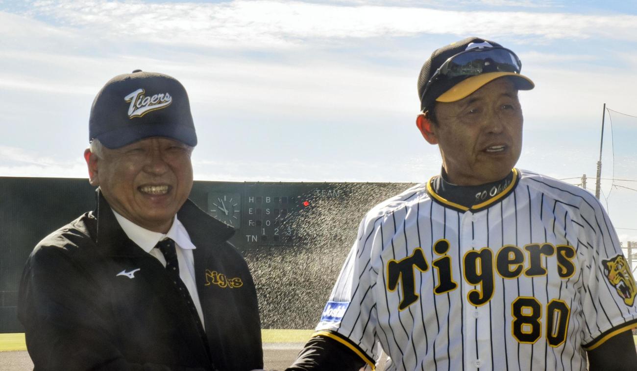 阪神の秋季キャンプで、視察に訪れた藤原オーナー（左）と談笑する岡田監督