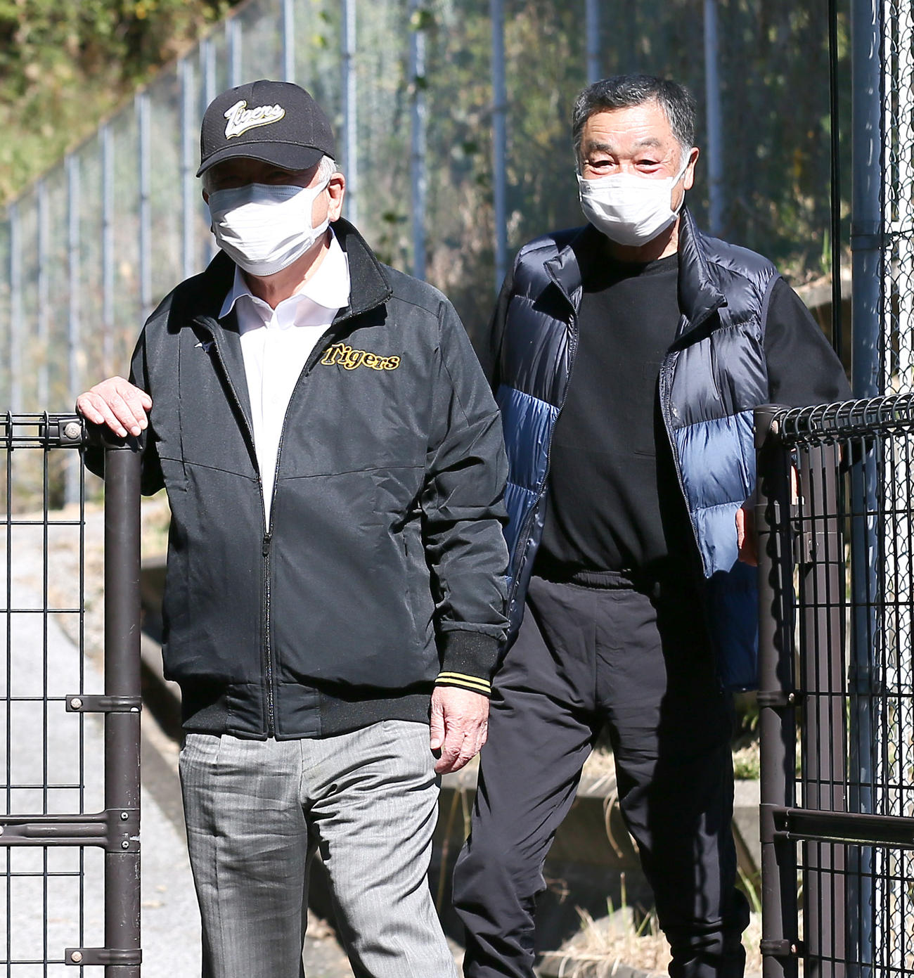 ブルペンの視察に向かう藤原オーナー（左）と川藤OB会長（撮影・上山淳一）