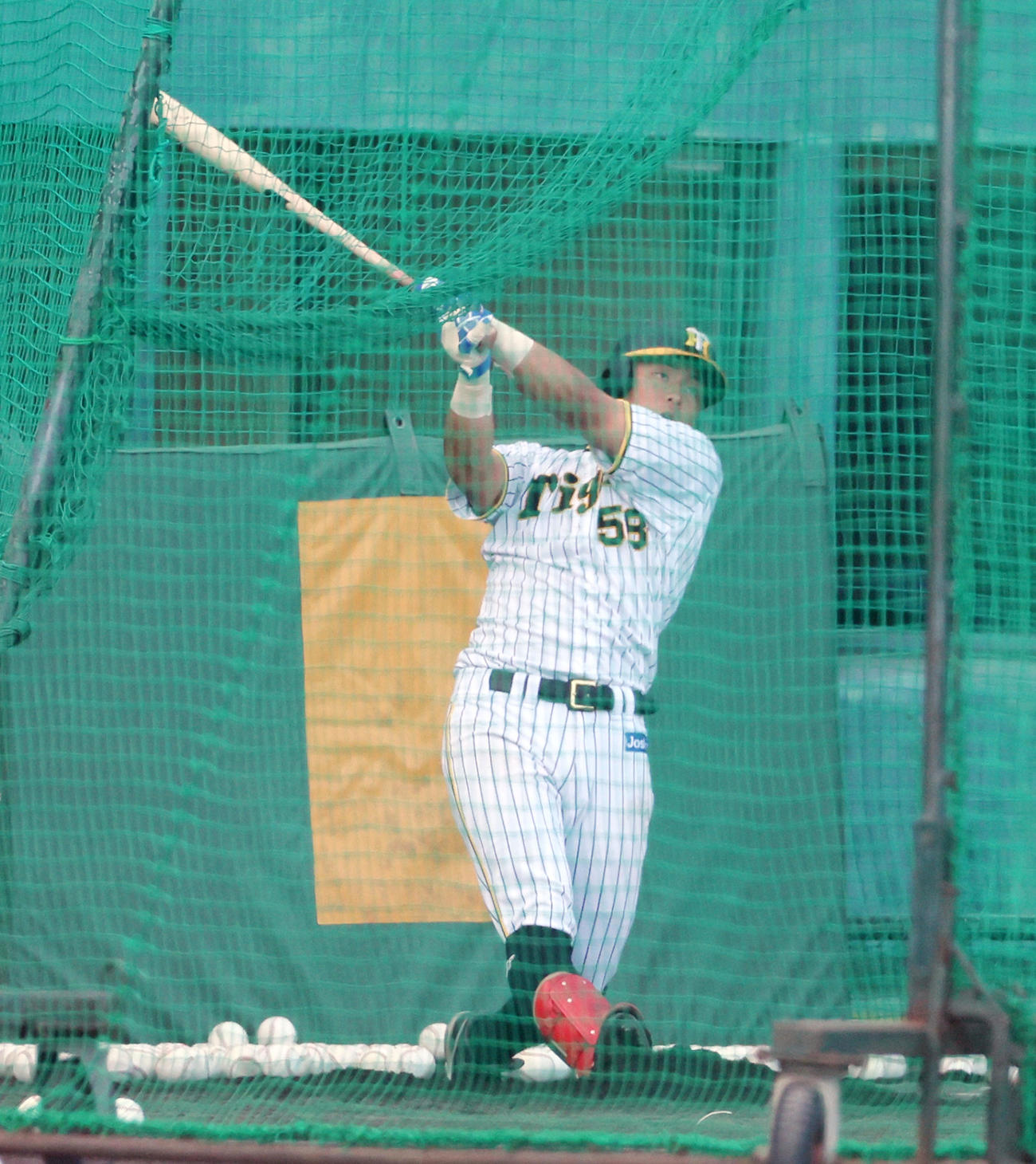 特打でバックスクリーン越えの当たりを放った前川（撮影・加藤哉）