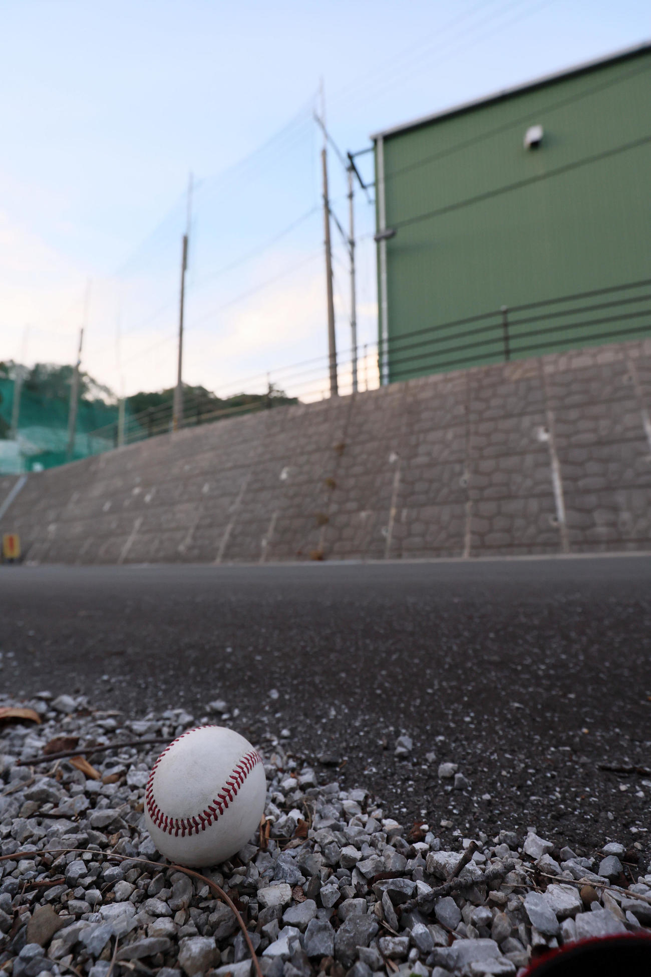 特打でバックスクリーンを越えた前川の打球（撮影・加藤哉）