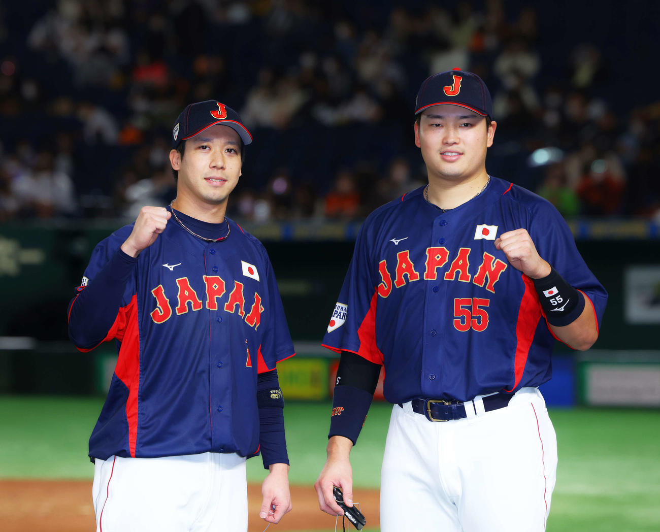 巨人対日本代表　試合を終え、ガッツポーズで写真に納まる山田（左）と村上（撮影・河田真司）