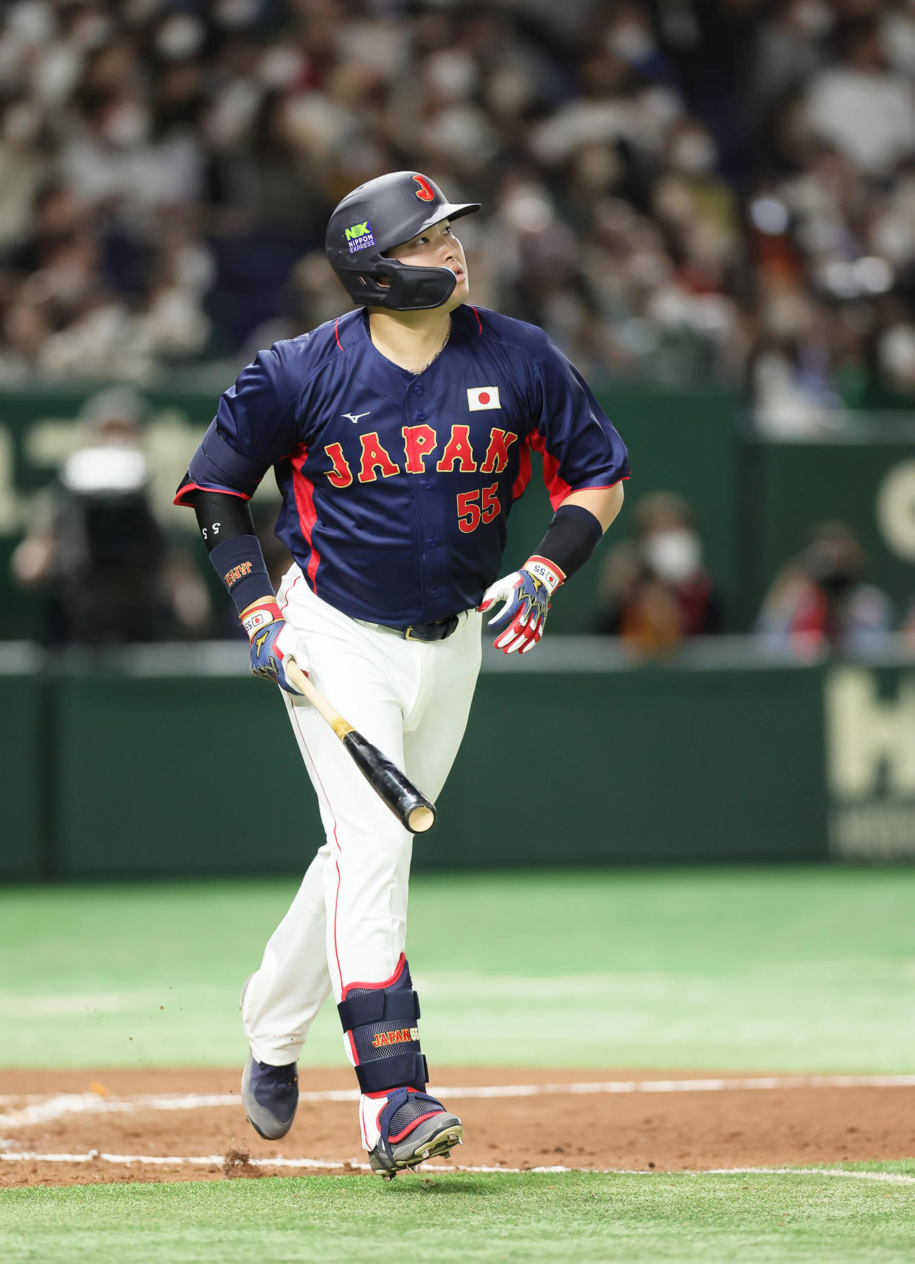巨人対日本代表　8回表日本代表1死一塁、村上は右中間への2点本塁打を放つ（撮影・足立雅史）