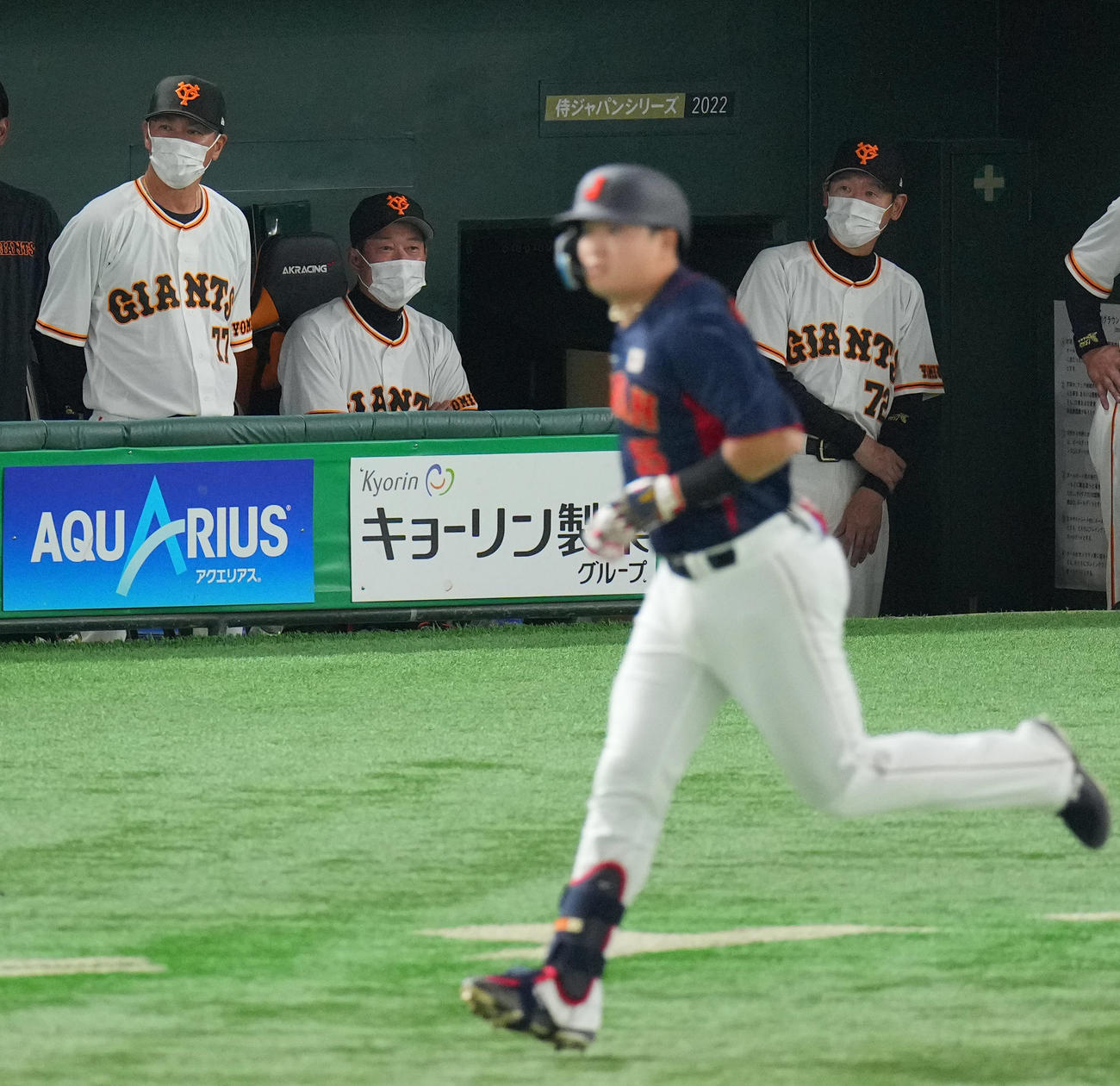 巨人対日本代表　8回表日本代表1死一塁、京本が村上（手前）に2点本塁打を浴び苦笑いの原監督（左から2人目）（撮影・垰建太）